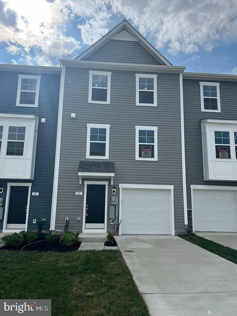 4 bed, 2.5 bath, 1655 sqft, $1,900 — Photo 1