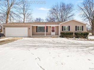 2420 Jones Rd, Waterford, MI 48327