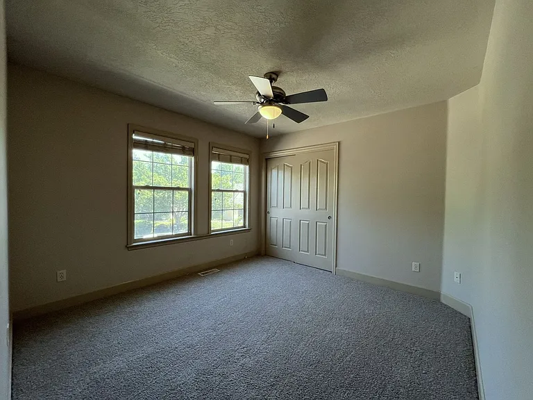 811 E Knoll Ct — Photo 40