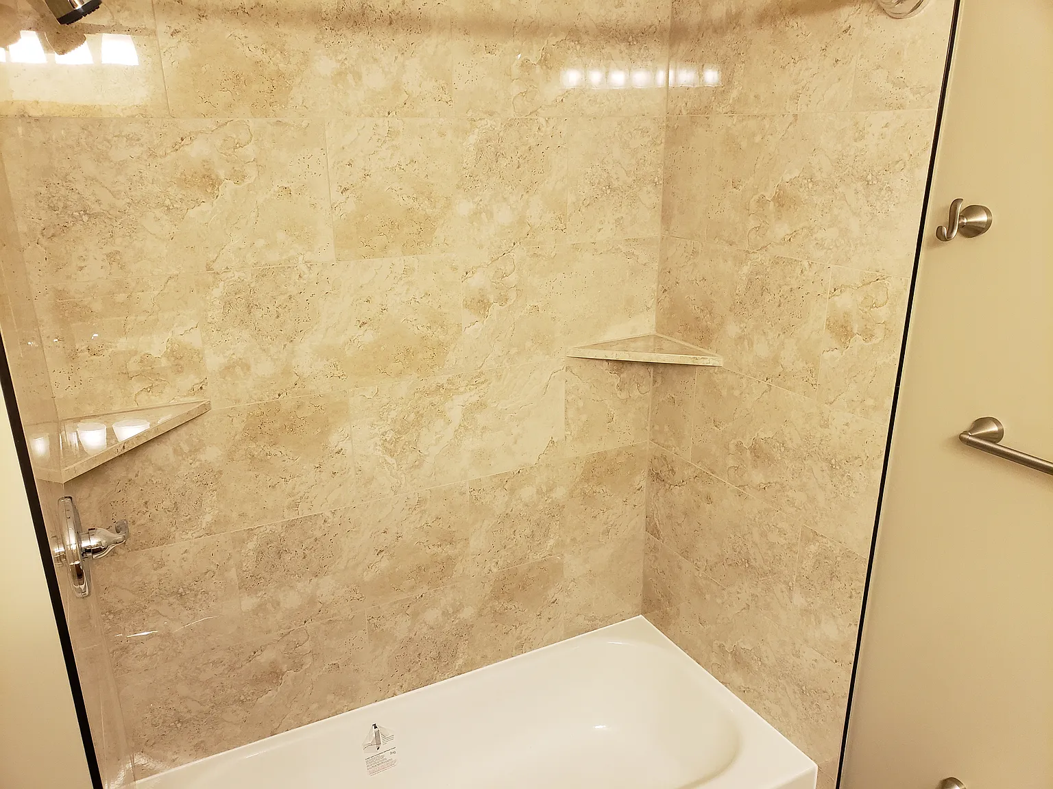 2 bed, 1.5 bath, 876 sqft, $1,300 — Photo 3