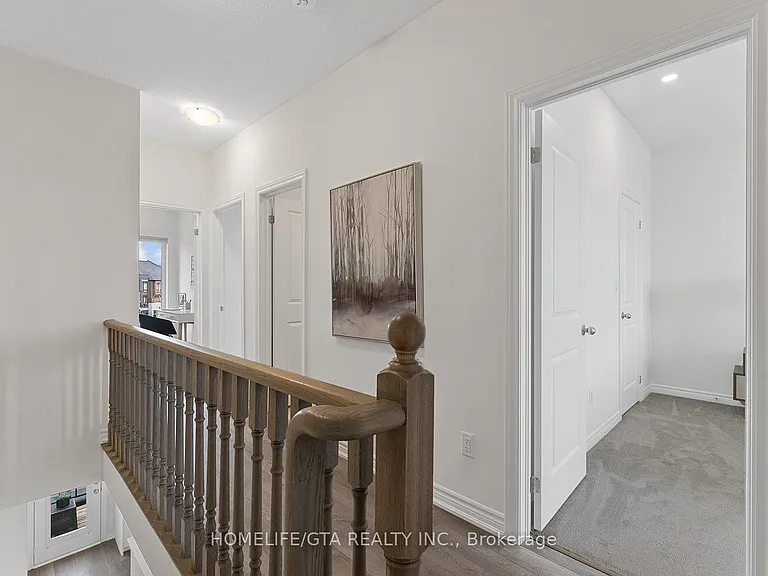 7 Holyrood Cres — Photo 32