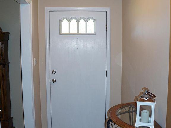 5th image of 270 Geraldine Dr