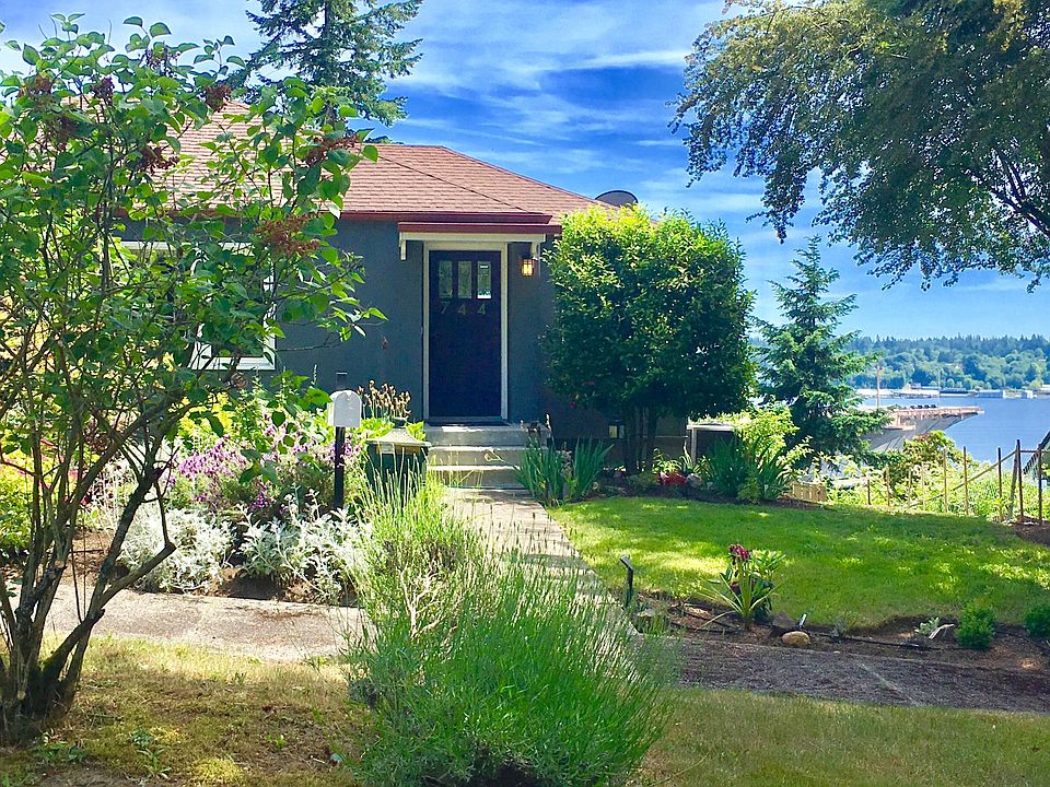 Welcme home. Beautifaly landscaped yard!