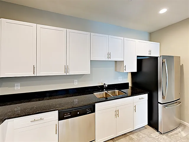 20785 W Thomas Rd — Photo 2