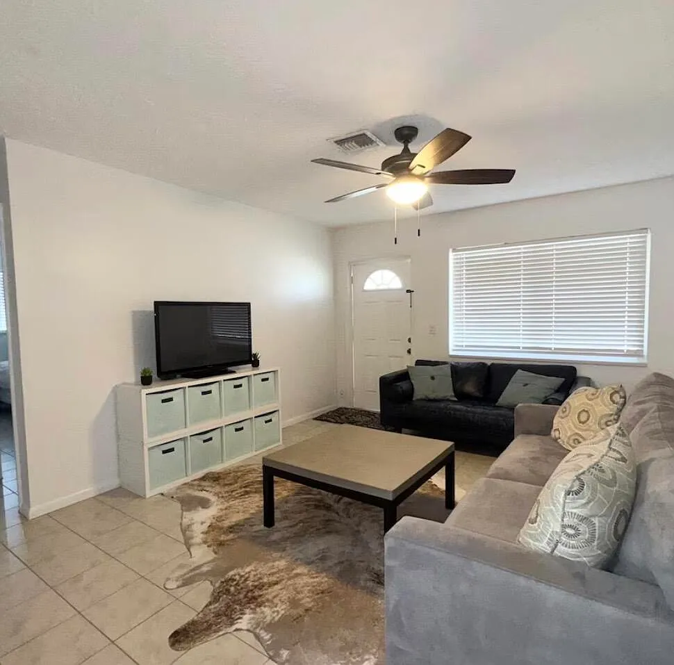 412 NE Eller St — Photo 1