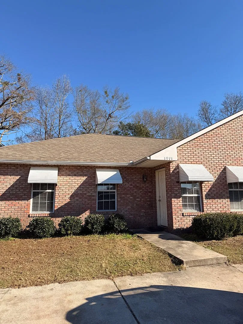 Updated 3 Bedroom, 2 Bathroom Rental Convenient Location! — Photo 1