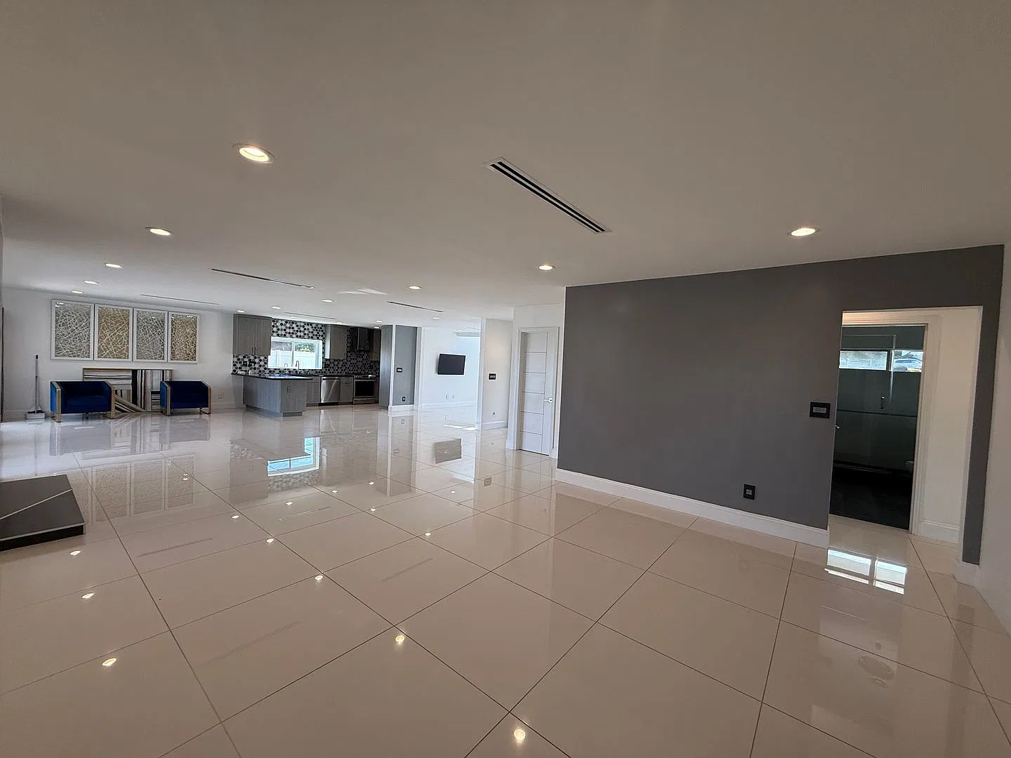 Beautifully Upgraded Tujunga Home with Pool / Entertainer's Backyard — Photo 4