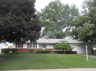 1013 Crestview Dr, Tuscola, IL 61953