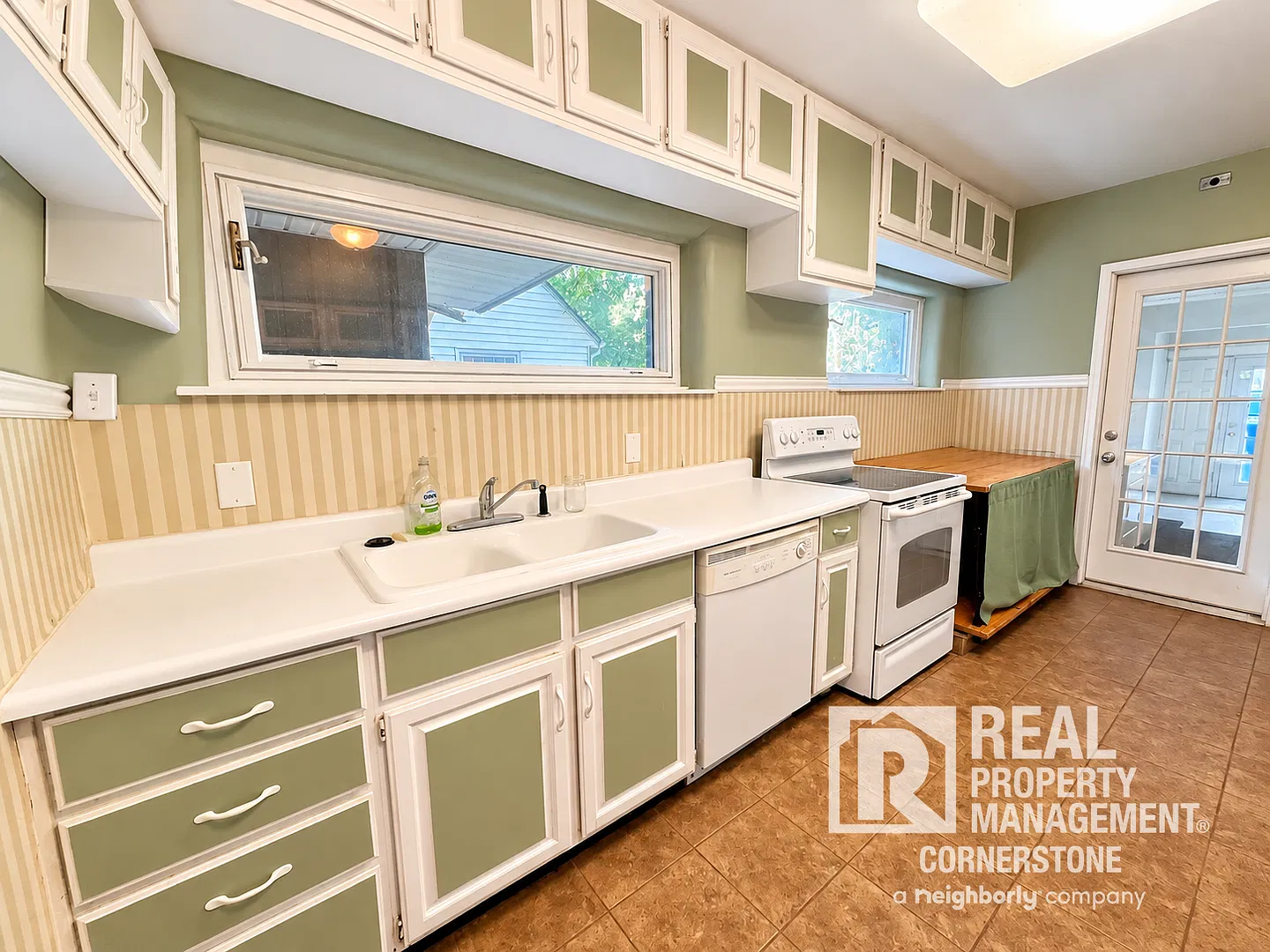 720 Ashley Drive — Photo 2