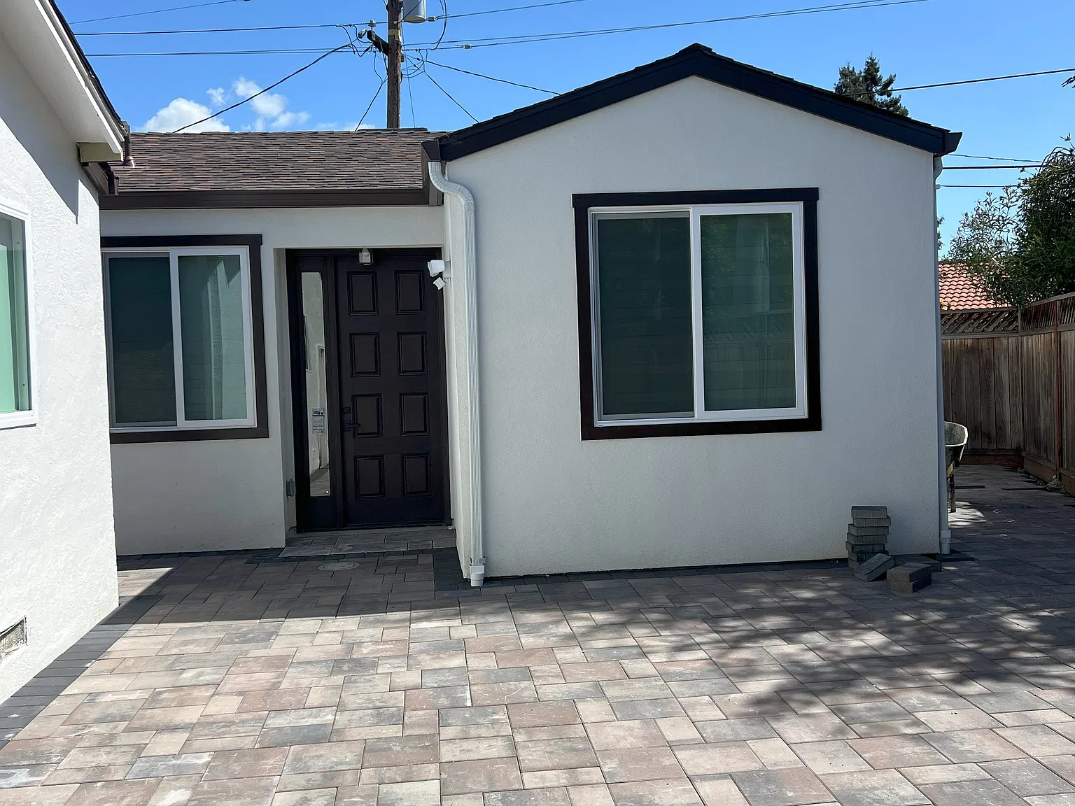 3 bed, 841 sqft, $3,400 — Photo 2