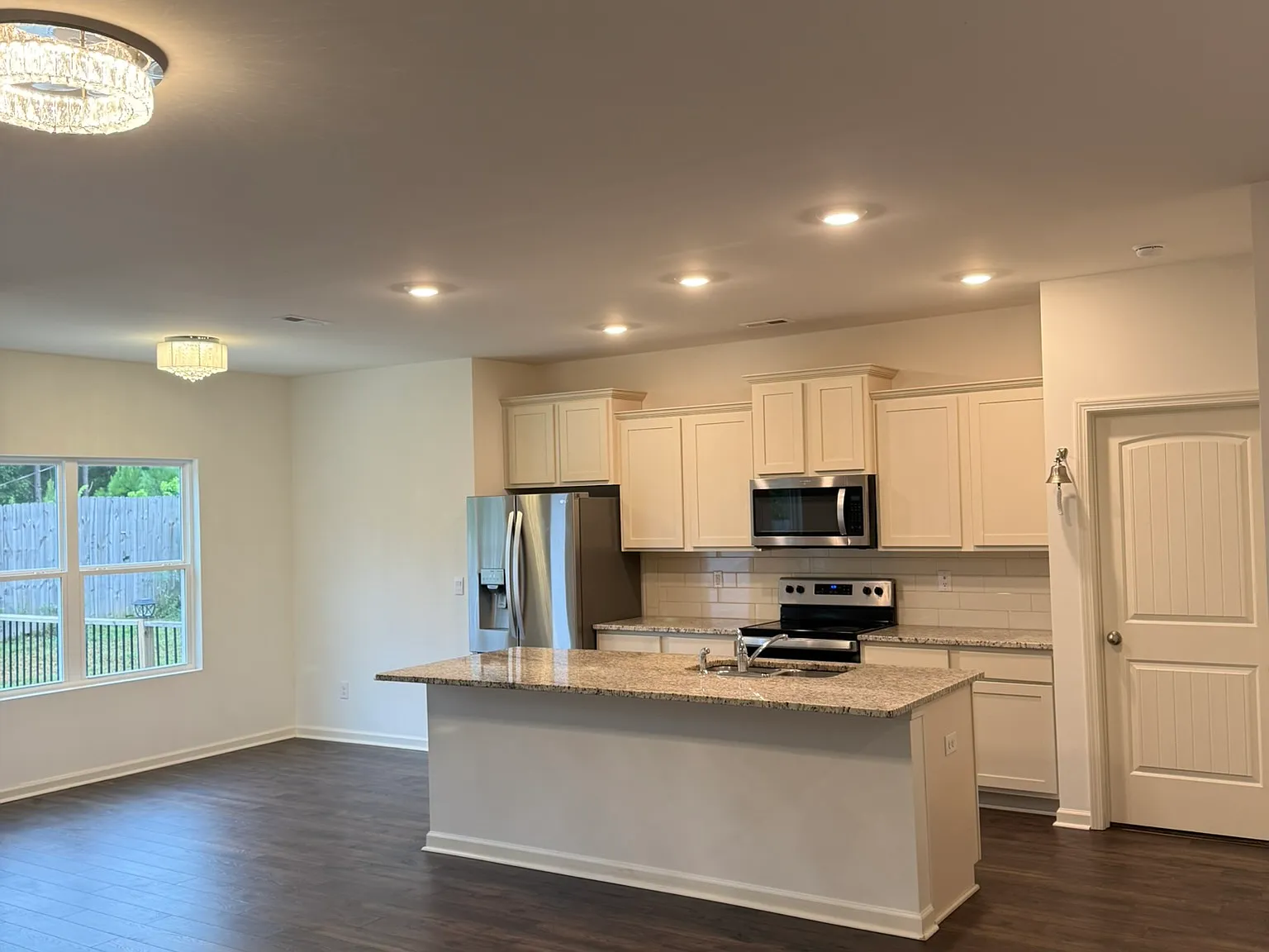 4 bed, 2.5 bath, 2618 sqft, $2,200 — Photo 2