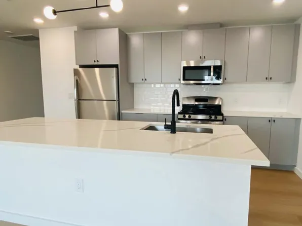 402 Jackson Street image 3 of 12