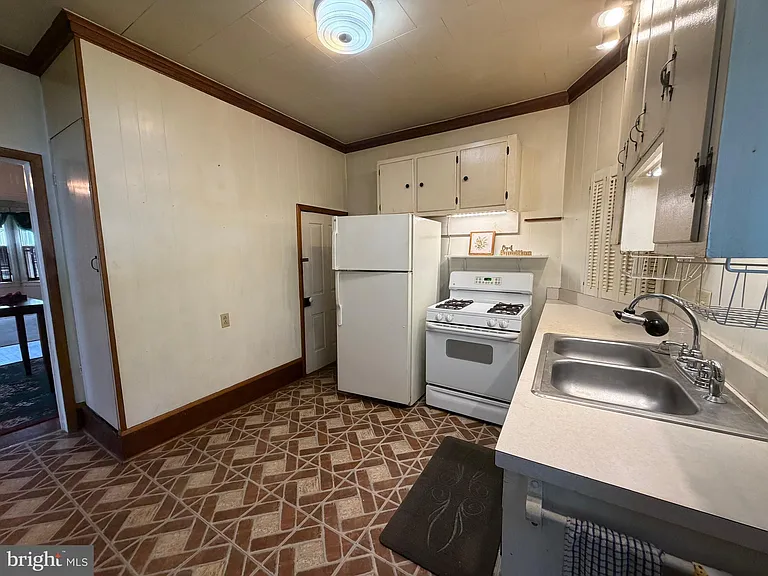 508 W Burke St — Photo 17
