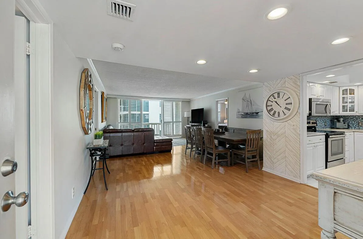 2 bed, 2.0 bath, 1140 sqft, $6,000 — Photo 4