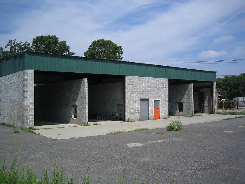 2nd image of 580 Mastic Rd