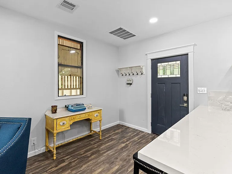 412 Waco Ave — Photo 6