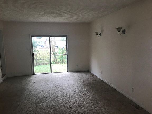 2nd image of 902 Duce St