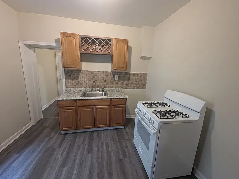 232 E Garrett St — Photo 11