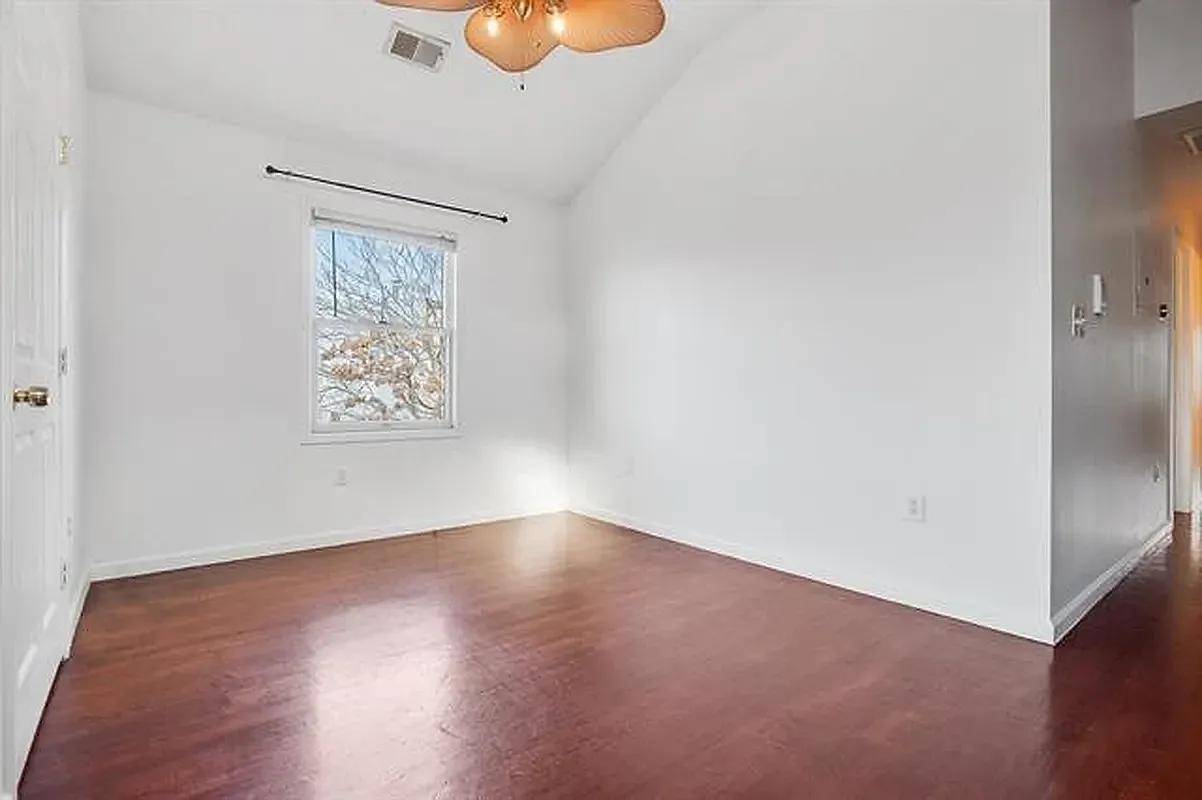 3 bed, 1200 sqft, $2,600 — Photo 3
