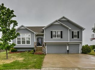 596 E Pawnee Ln, Gardner, KS 66030