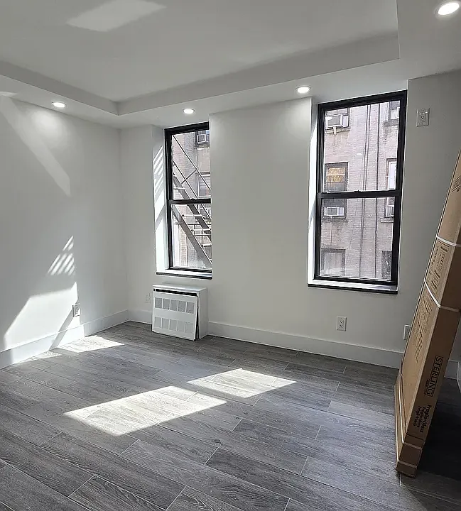 216 E 29th St #4F