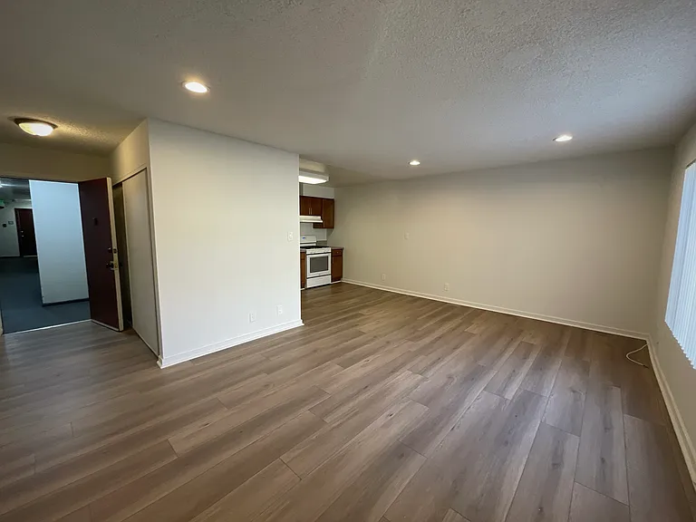7424 Haskell Ave — Photo 21