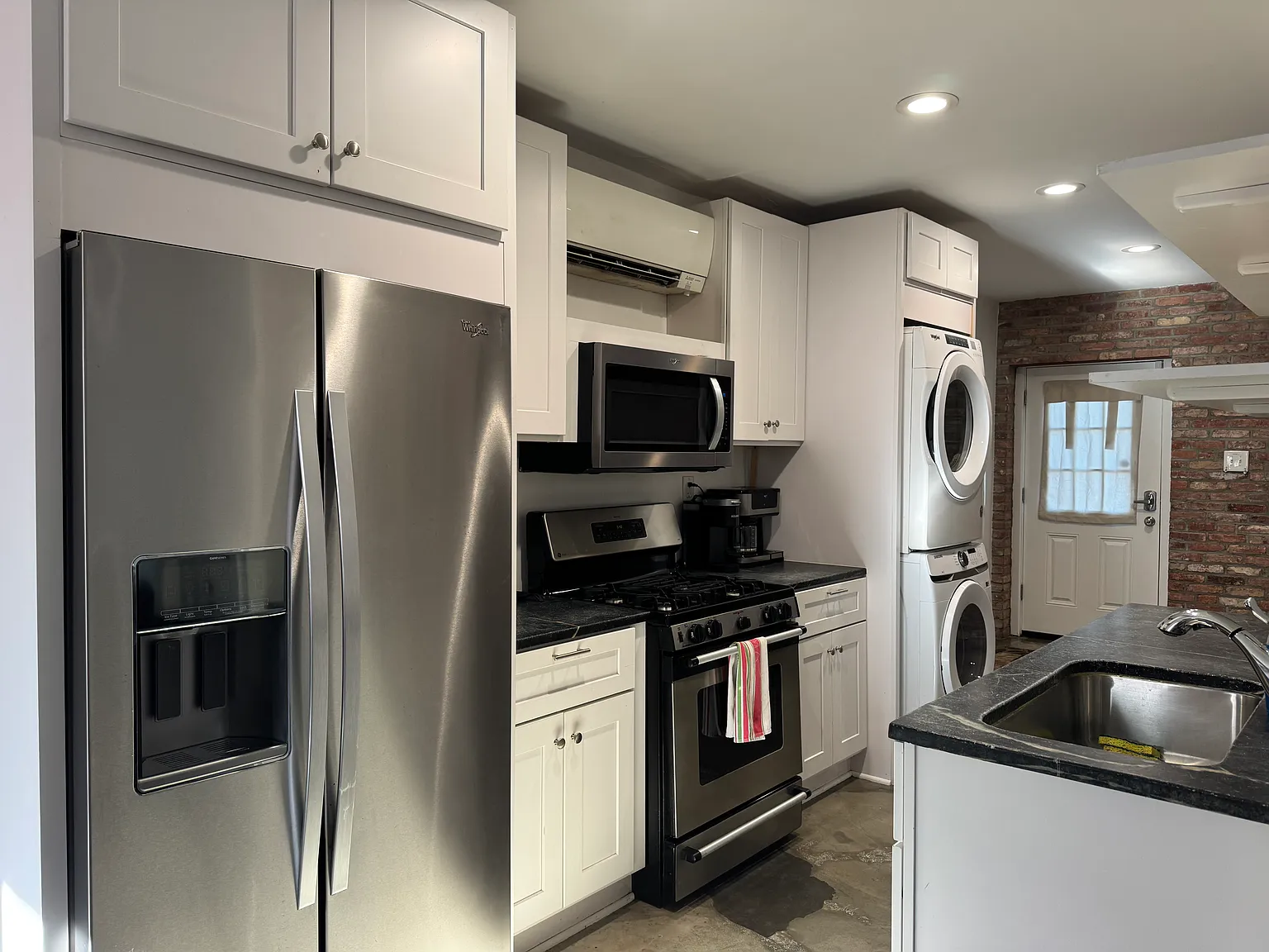 4 bed, 2200 sqft, $6,400 — Photo 4