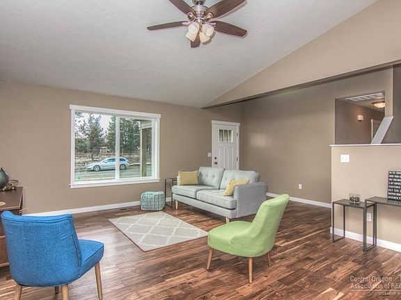 3rd image of 510 SE Glengarry Pl