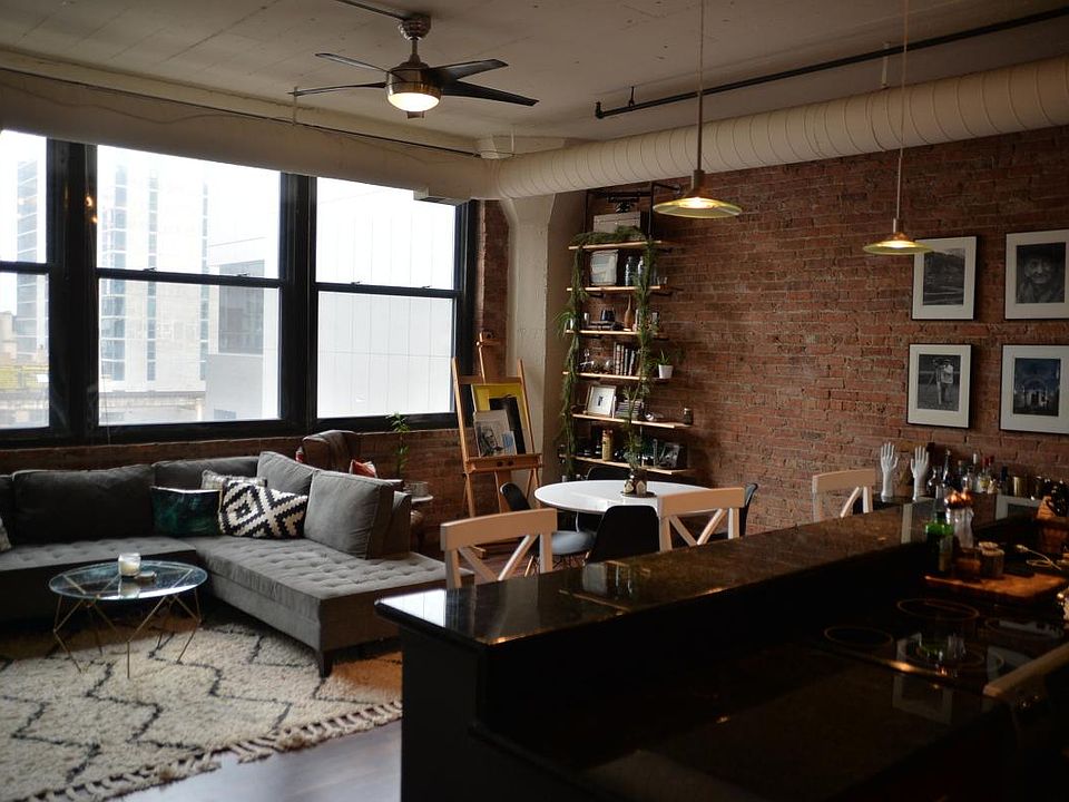 Big open windows with lots of sunlight