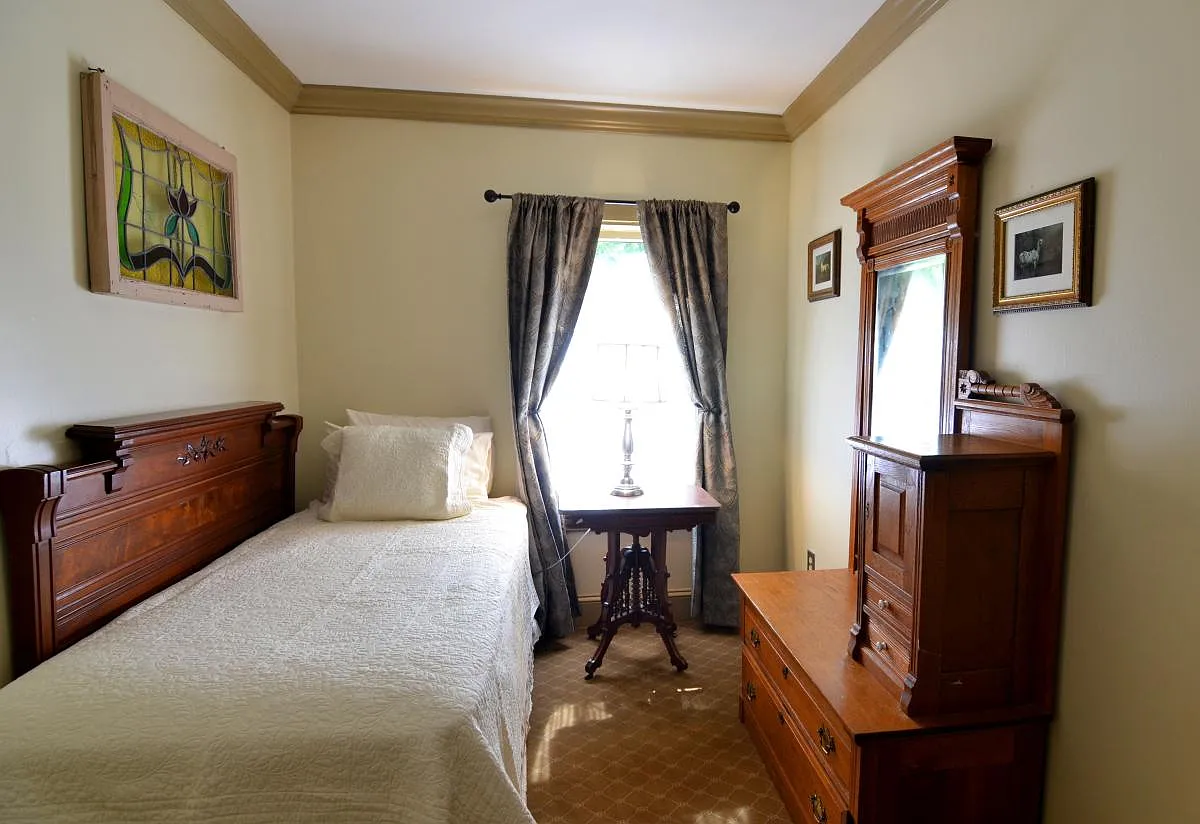 2 bed, 1100 sqft, $2,200 — Photo 4