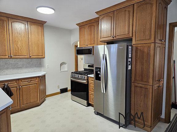 5th image of 528 W Garfield St