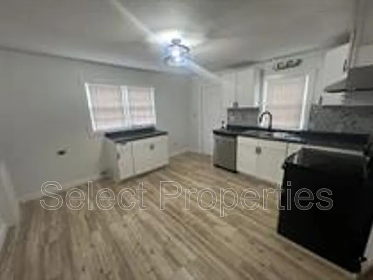 1802 Henry St — Photo 6