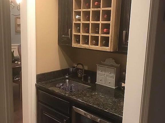 Butler pantry/wet bar