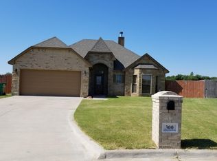 300 N Mountain Meadow Dr, Cache, OK 73527