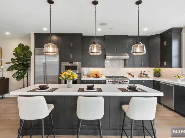 8 Bittersweet Ter, Montvale, NJ 07645