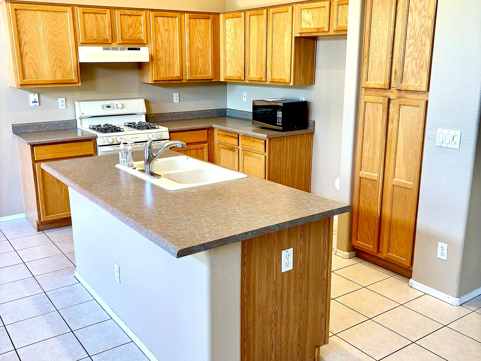 2 bed, 1672 sqft, $2,300 — Photo 3