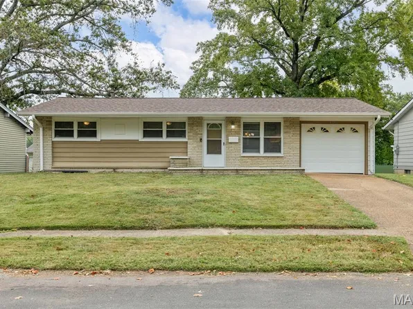 1200 Bluefield Dr, Florissant, MO 63033