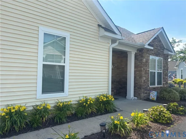 12128 Magnolia Bluff Ct, Chester, VA 23831