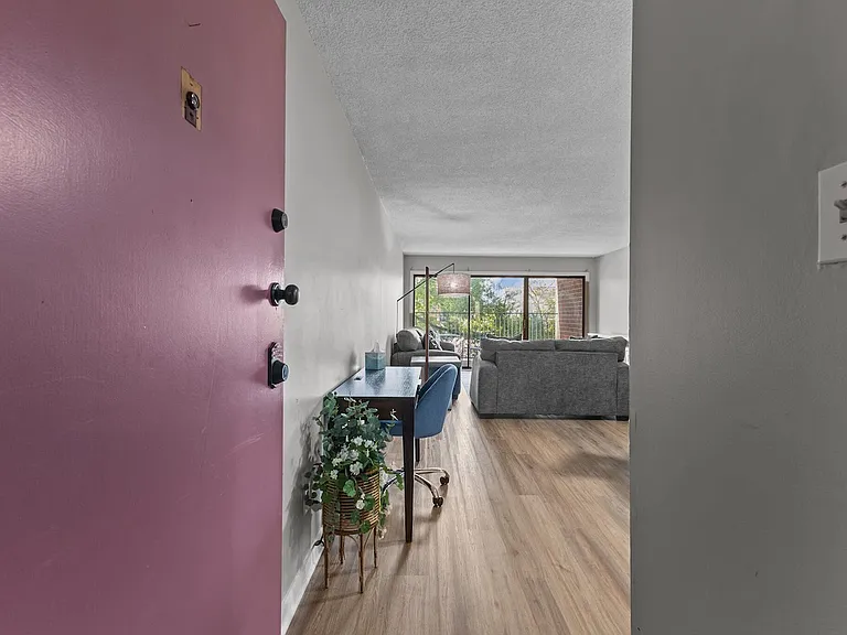 1100 Clarendon St #204 — Photo 9