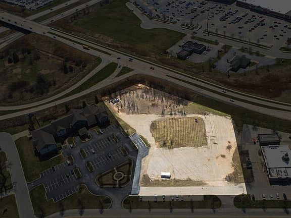 3rd image of 2588 Manitowoc Rd