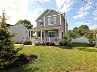 68 Seascape Ave, Middletown, RI 02842