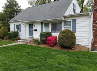25 Edgewater Dr, Matawan, NJ 07747