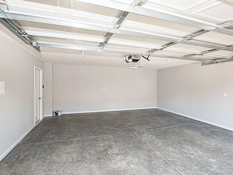 500 Eagle Pointe Dr — Photo 2