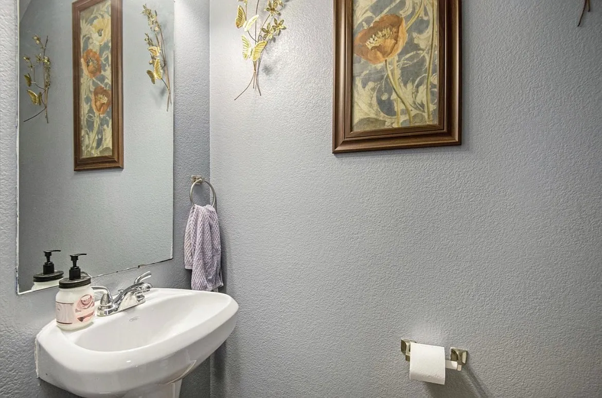 4 bed, 2.5 bath, 2053 sqft, $2,200 — Photo 3