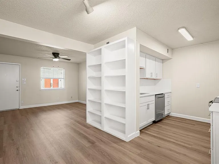 2408 Longview St #112 — Photo 4