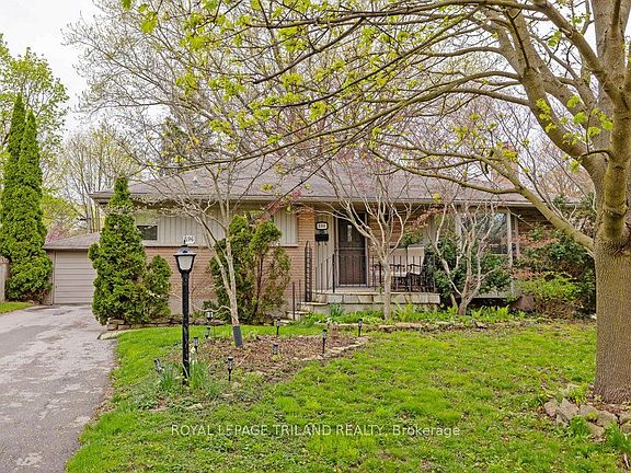 4th image of 596 Ridgewood Cres
