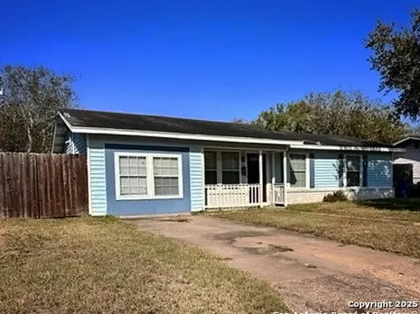 803 Toledo, Beeville 78102