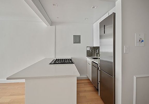 3rd image of 77 W 55th St APT 11A