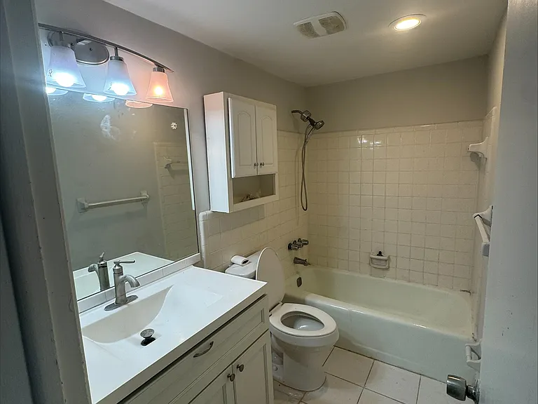 5410 NE 22nd Ter #12 — Photo 7