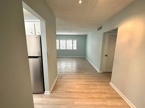 5th image of 2210 NE 56th Place #101